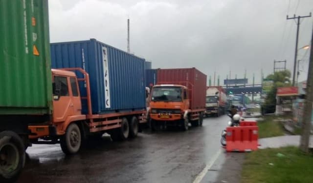 bus_listrik_terperosok_di_jalan_rusak_belawan_lalu_lintas_macet_panjang_