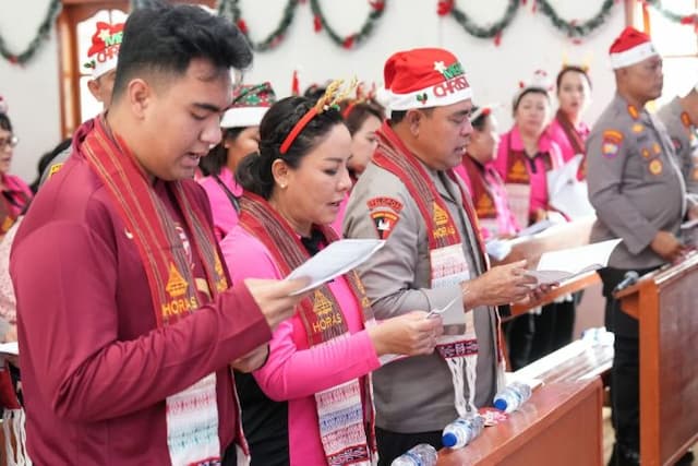 kapolda_sumut_rayakan_natal_bersama_korban_banjir_dan_longsor_di_tapanuli_utara