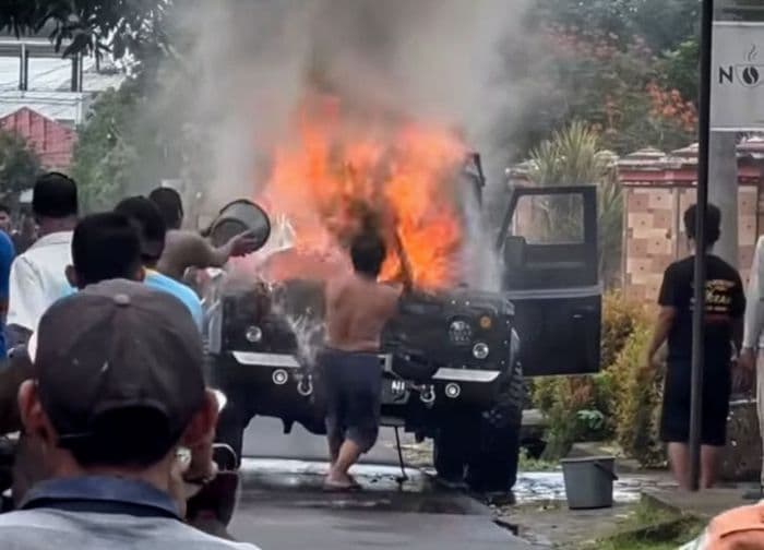 mobil_terbakar_di_binjai_hebohkan_warga