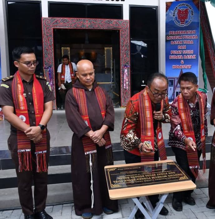 wabup_samosir_resmikan_museum_pusaka_batak_toba_serahkan_bantuan_rp50_juta