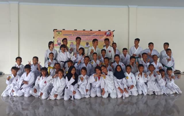 diuji_juara_pon_sumut_2024_36_karateka_inkado_sibolgatapteng_gelar_ujian