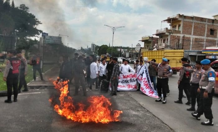 massa_demo_pengoplosan_gas_elpiji_di_polda_sumut_bakar_ban_dan_blokir_jalan