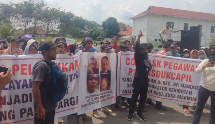 demo_di_kantor_bupati_asahan_warga_tuding_pj_kades_suka_makmur_adu_domba_petani_