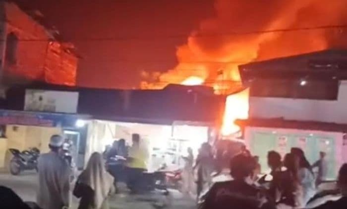 kebakaran_besar_di_teluk_nibung_tanjungbalai_tiga_rumah_rata_tanah_