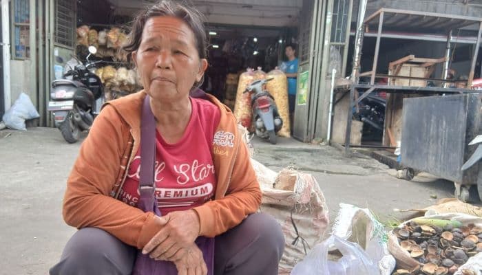 kronologi_pedagang_sayur_di_parluasan_kehilangan_emas_dan_uang_tunai_dibawa_kabur_pembeli_