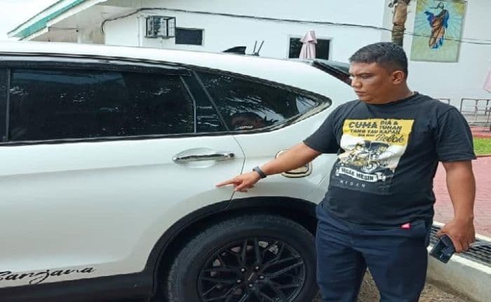 parkir_di_polda_sumut_mobil_wartawan_dirusak_otk