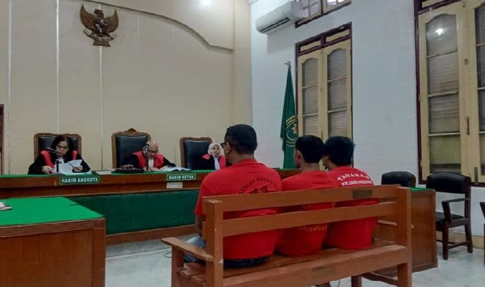 tiga_pria_di_medan_divonis_14_tahun_penjara_kasus_narkotika_219_kg