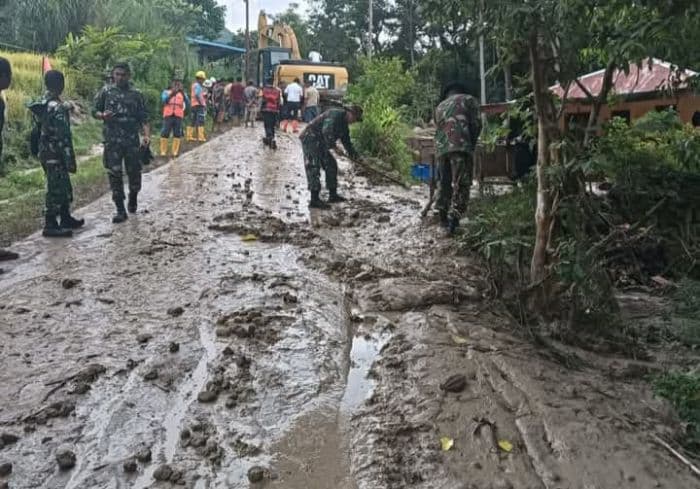 tni_ad_gerak_cepat_bantu_bencana_longsor_di_humbahas