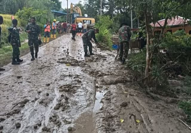 tni_ad_gerak_cepat_bantu_bencana_longsor_di_humbahas