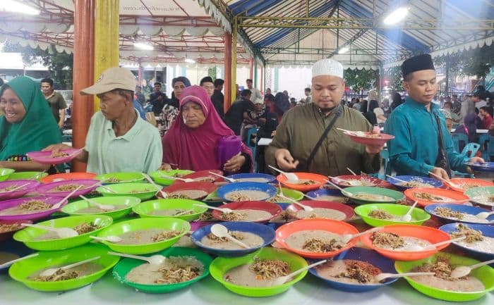 berbagi_1500_porsi_bubur_sup_tradisi_sedekah_sultan_deli_di_masjid_raya_al_mashun_