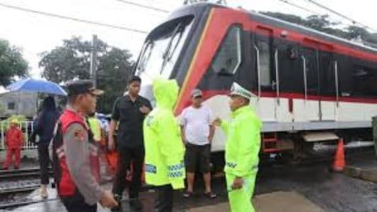 truk_tertabrak_kereta_bandara_soekarnohatta_di_perlintasan_poris_operasional_ka_ditutup_sementara