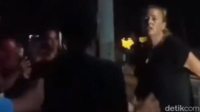 viral_wna_mengamuk_di_musala_gili_trawangan_saat_ramadan