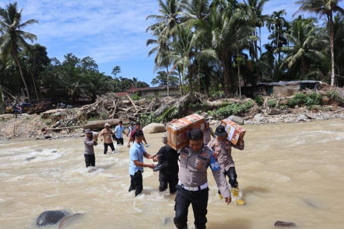 warga_harus_melewati_arus_sungai_menuju_desa_sibiobio_tapteng_