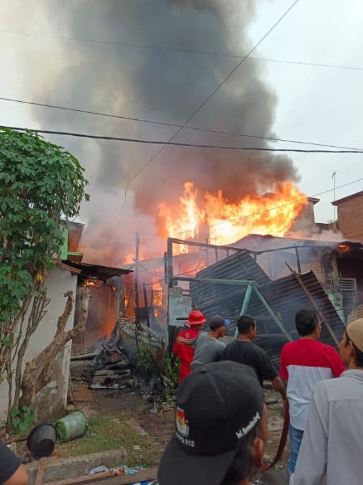 api_sulit_dipadamkan_belasan_rumah_terbakar_di_babalan_langkat