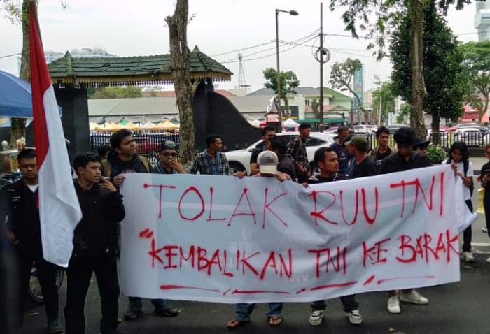 demo_di_dprd_sumut_gmki_medan_tuntut_tni_kembali_ke_barak