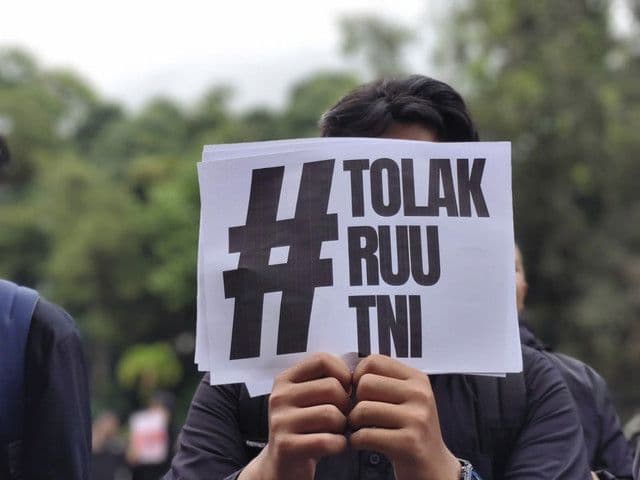 gelombang_penolakan_ruu_tni_terus_meningkat_jelang_disahkan_dpr