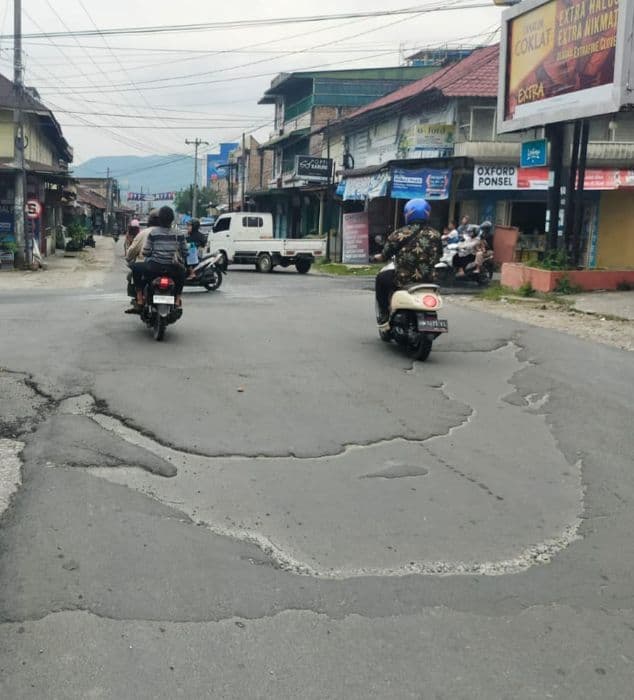 sejumlah_jalan_di_inti_kota_sidikalang_rusak_ancam_keselamatan