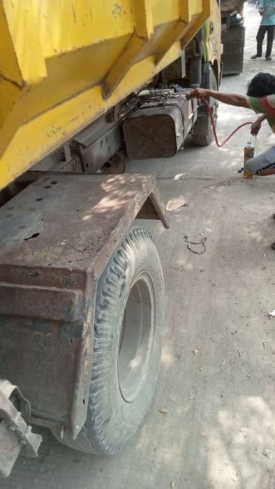 sopir_di_deli_serdang_kesal_bbm_truk_sampah_disedot_untuk_beko