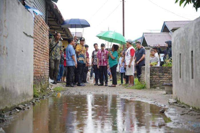 terima_keluhan_jalan_rusak_wali_kota_rico_janji_segera_lakukan_perbaikan_di_marelan