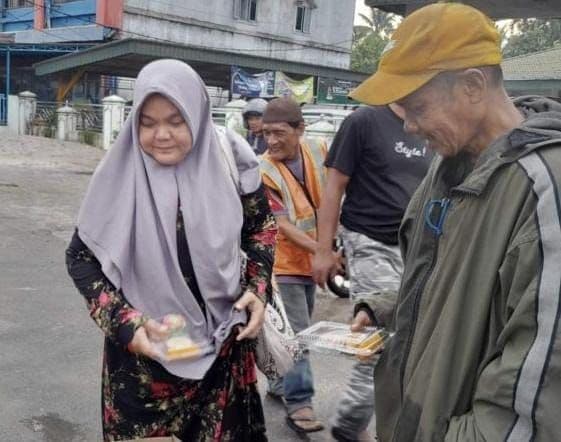 alumni_poltekpar_medan_berbagi_takjil_hingga_aceh_aksi_ramadan_jangkau_banyak_wilayah