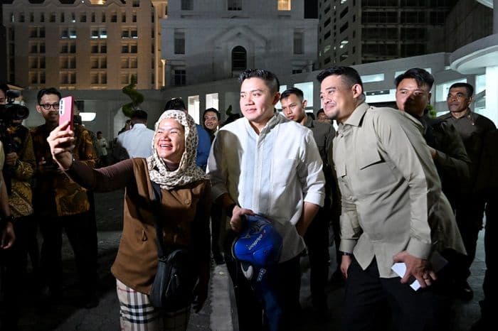 gubernur_bobby_nasution_bagikan_2500_bingkisan_presiden_di_malam_idulfitri_warga_antusias