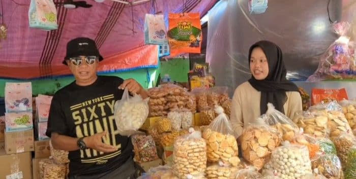 jelang_lebaran_pedagang_kue_di_tanjung_pura_raup_omzet_hingga_rp5_juta_per_hari_