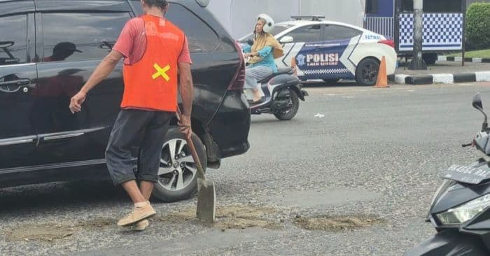 jelang_lebaran_perbaikan_jalan_berlubang_di_jalur_utama_binjai_dikebut