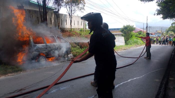 mini_bus_terbakar_di_jalinsum_sitinjo_dua_warga_sumbul_luka_bakar_