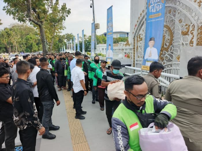 presiden_prabowo_tiba_di_medan_ratusan_sembako_dibagikan_ke_warga