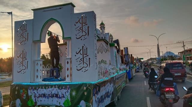 ratusan_mobil_hias_meriahkan_pawai_malam_takbir_idul_fitri_1447_h_di_sergai