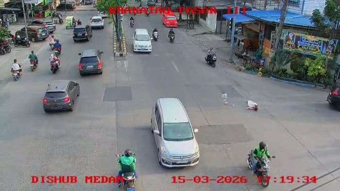 viral_aksi_jambret_di_krakatau_medan_korban_terjatuh_dan_tak_bergerak