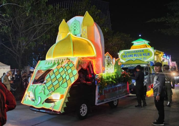 wali_kota_medan_lepas_kendaraan_hias_malam_takbiran_di_lapangan_merdeka