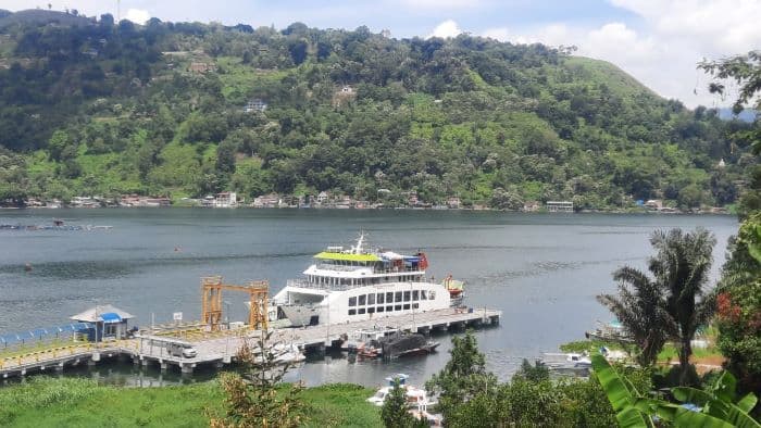 1420_kendaraan_diseberangkan_asdp_selama_libur_paskah_di_danau_toba