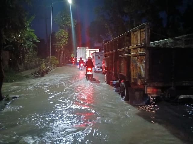 banjir_rendam_jalan_medan_km_6_simpang_gang_kapuk_arus_lalu_lintas_lumpuh_total