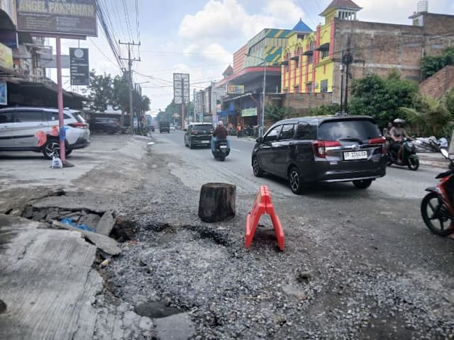 baru_lima_hari_diperbaiki_jalan_gereja_siantar_amblas_lagi