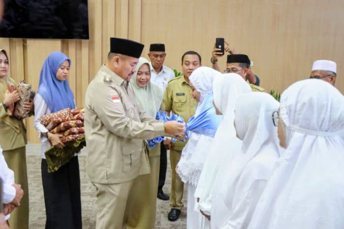 bupati_berangkatkan_188_jemaah_calon_haji_batu_bara_