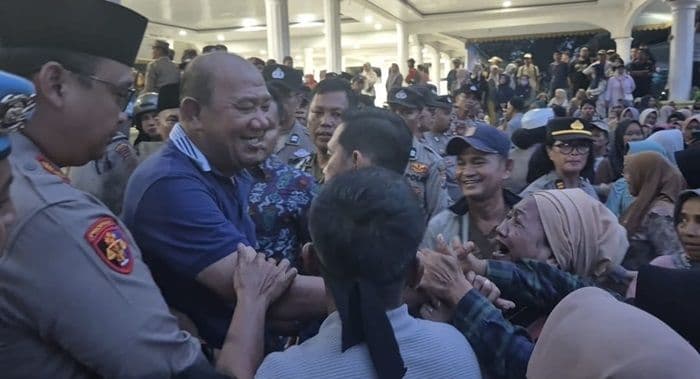 bupati_langkat_temui_massa_korban_banjir_janji_perjuangkan_bantuan_hingga_pusat