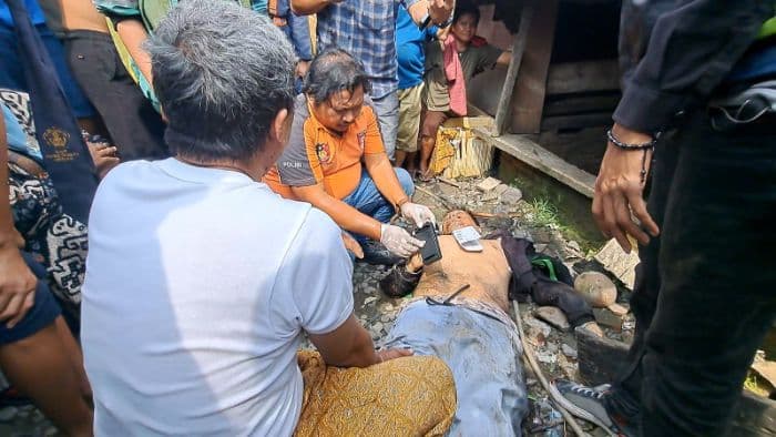 driver_ojol_berhenti_terlalu_dekat_ke_rel_sebelum_ditabrak_kereta_api_penumpang_selamat_usai_lompat