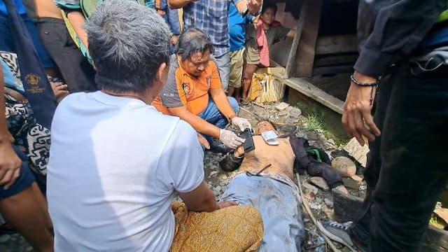 driver_ojol_berhenti_terlalu_dekat_ke_rel_sebelum_ditabrak_kereta_api_penumpang_selamat_usai_lompat