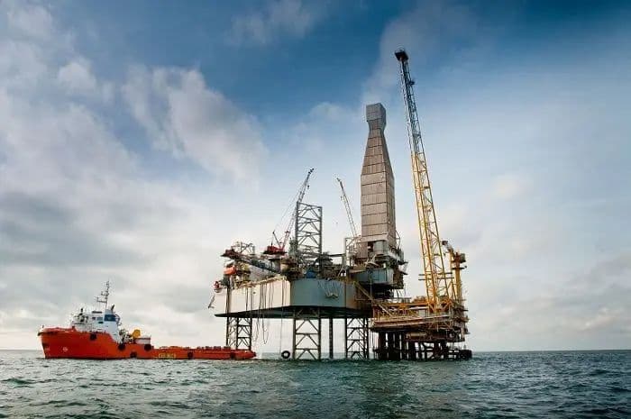 harga_minyak_dunia_melonjak_7_persen_usai_selat_hormuz_kembali_ditutup