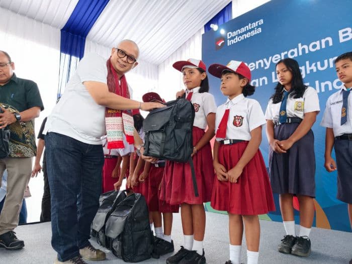 inalum_beri_bantuan_mobiler_dan_beasiswa_ke_sd_dan_sma_di_toba