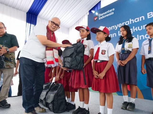 inalum_beri_bantuan_mobiler_dan_beasiswa_ke_sd_dan_sma_di_toba