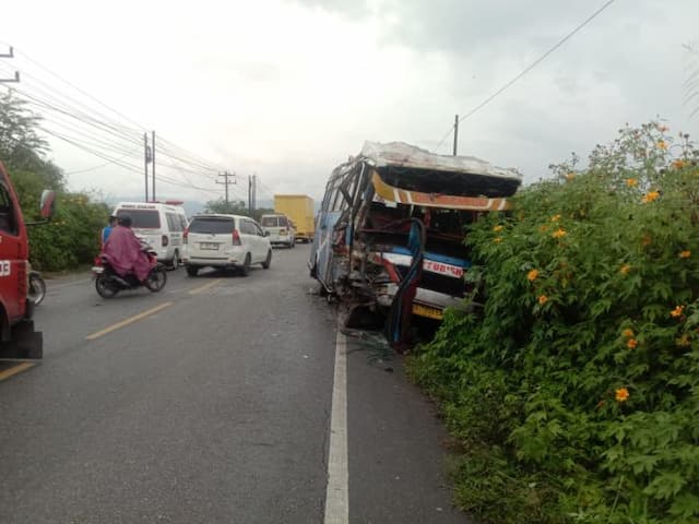 kecelakaan_beruntun_di_jalinsum_laguboti_toba_tiga_mobil_rusak_parah