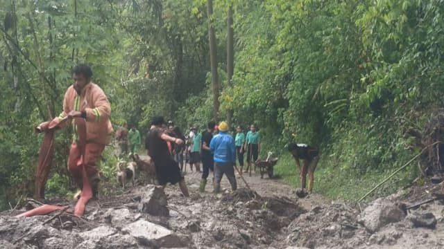 longsor_ganggu_akses_sibaganding_di_simalungun_jalan_hanya_bisa_dilalui_sepeda_motor