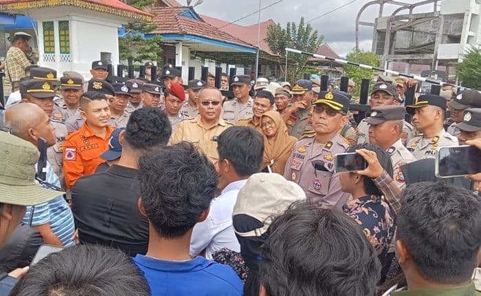 mahasiswa_dan_warga_korban_bencana_geruduk_dprd_tapteng_desak_transparansi_bantuan