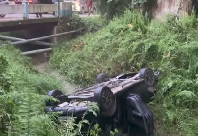mobil_sedan_terjun_ke_selokan_di_batang_kuis_polisi_pastikan_kecelakaan_tunggal