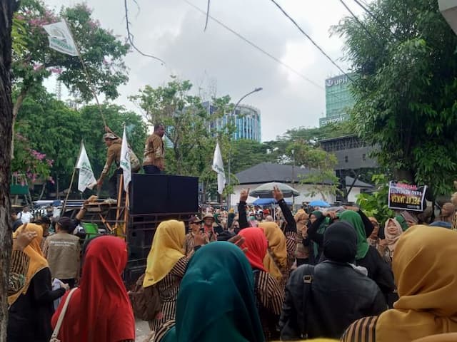 puja_kesuma_demo_pn_medan_desak_toni_aji_anggoro_dibebaskan