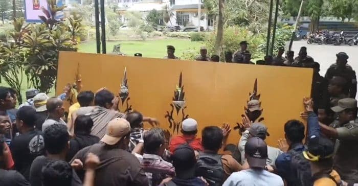 ricuh_di_langkat_pagar_kantor_bupati_roboh_didobrak_massa_korban_banjir