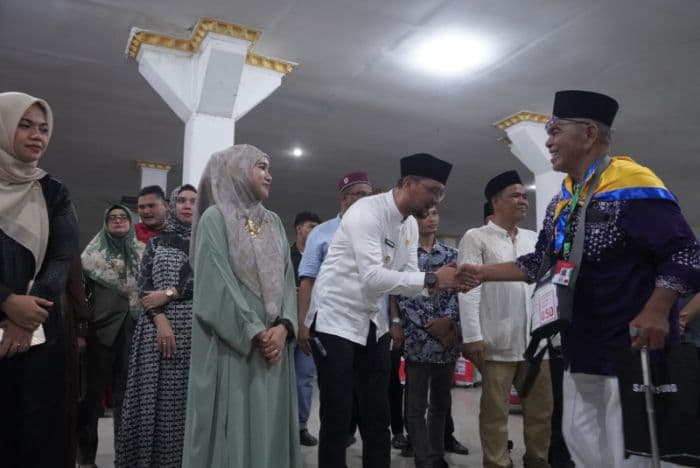 bupati_labusel_lepas_238_calon_jemaah_haji_ke_tanah_suci_ini_pesannya