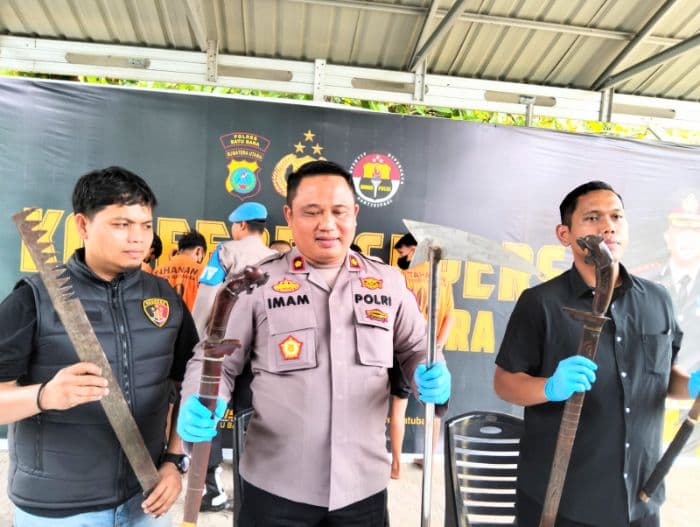 lima_pria_empat_di_bawah_umur_ditangkap_karena_hadang_dan_ancam_warga_dengan_sajam_di_batu_bara